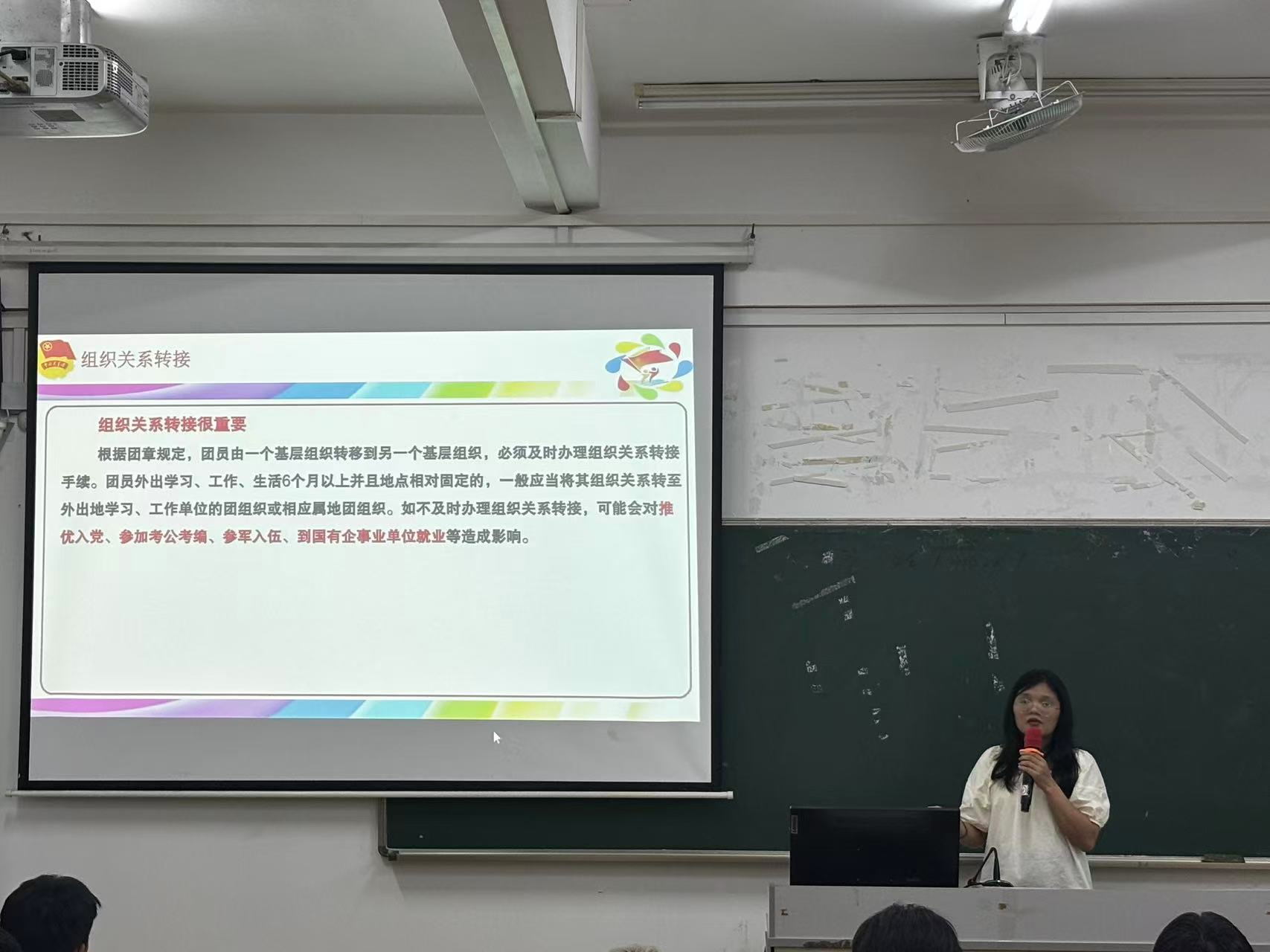 2.邓雪梅老师进行培训.jpg