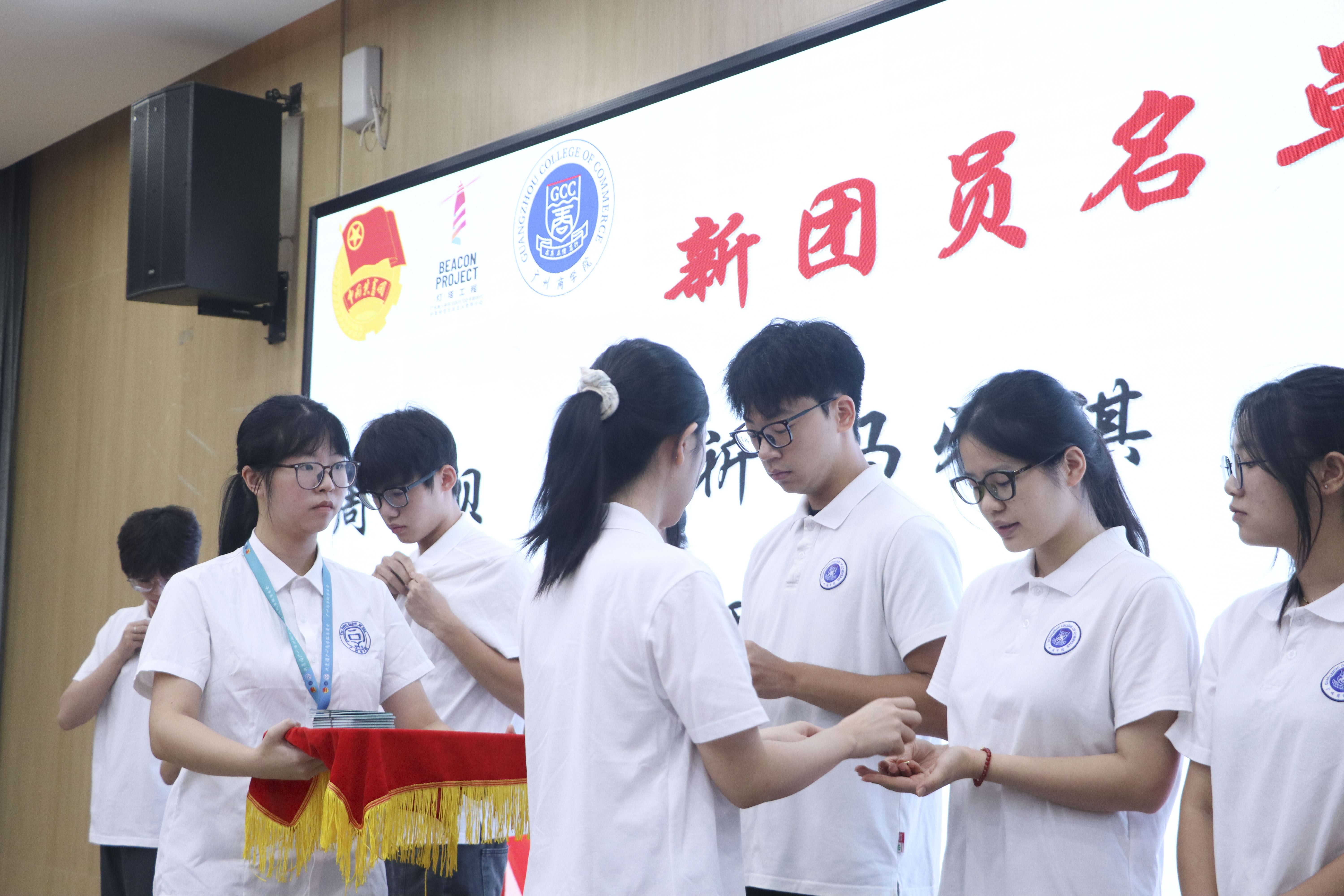 颁发团员证特写 寇文瑶 (2).JPG