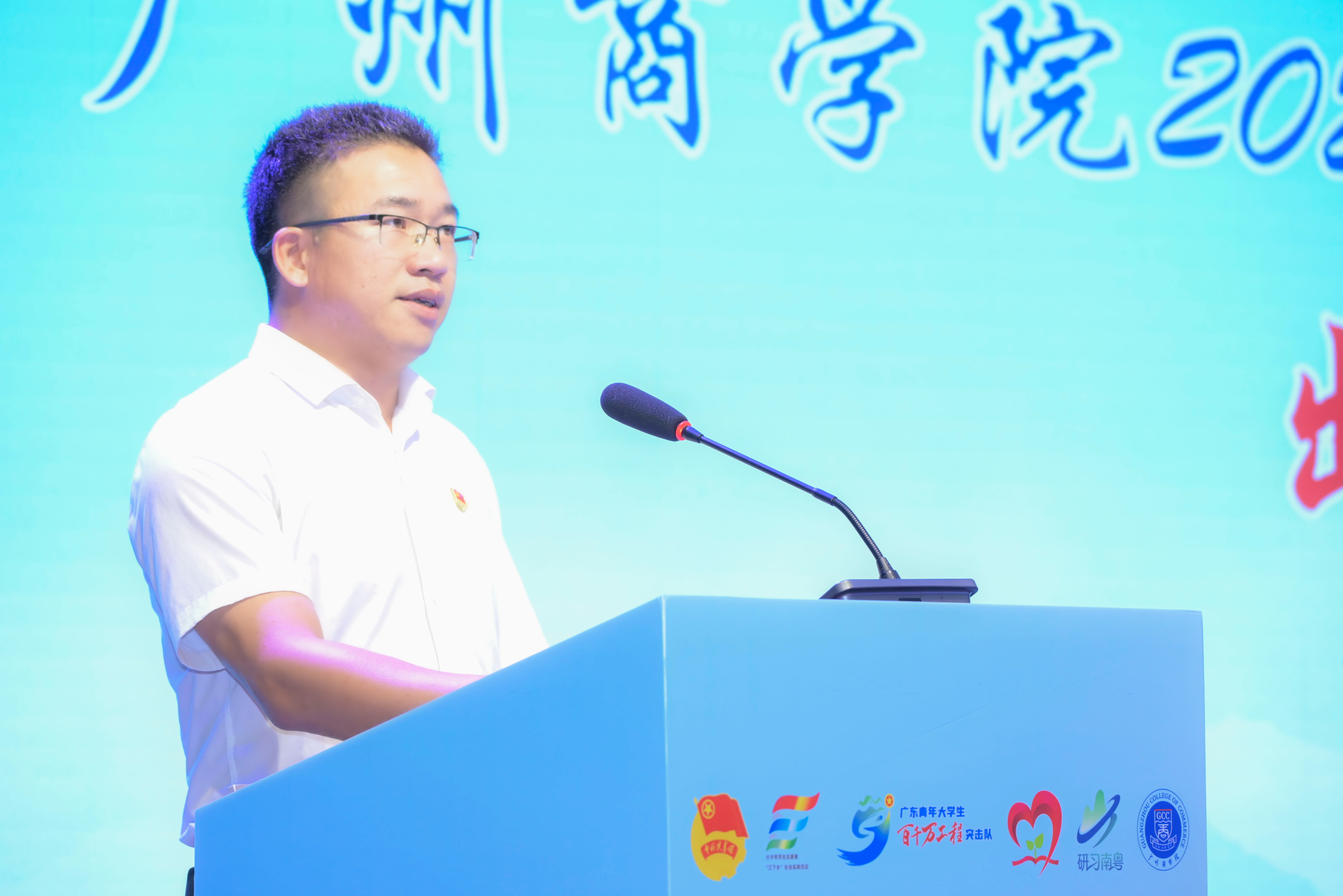 1.活动开场 钟羽涵.JPG